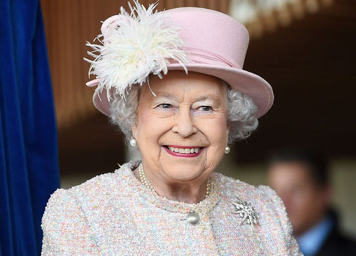 Nữ hoàng Elizabeth II có một số lý do để lựa chọn học tiếng Pháp. Trong số này có việc theo quy định của Hoàng gia Anh, mỗi thành viên đều bắt buộc thành thạo ít nhất 1 ngoại ngữ.