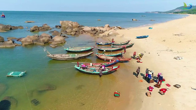Biển Kỳ Xuân thuộc xã Kỳ Xuân, huyện Kỳ Anh, tỉnh Hà Tĩnh có hình cánh cung và vị trí tuyệt đẹp khi hướng ra 3 hòn núi: núi Vàng, núi Voi và núi Sơn Tịnh. Bãi tắm nơi đây thu hút đông du khách đến nghỉ dưỡng khi sở hữu khung cảnh nên thơ giữa biển, mây, núi, kết hợp giữ nguyên vẻ đẹp của tự nhiên. Ảnh: vexere.