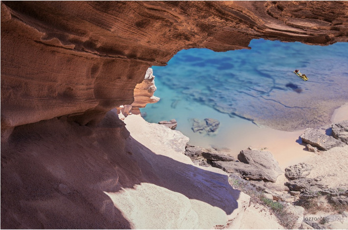Cảnh tượng trôi nổi trên làn nước xanh trong của đảo Sardinia, Italia của du khách này khiến nhiều người nghĩ rằng đây là ảnh ghép. Sự thật hoàn toàn ngược lại, nếu không tin vào mắt mình, bạn hãy đến nơi đây để tự trải nghiệm. (Nguồn Brightside)