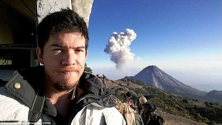Trong ảnh là nhiếp ảnh gia Hernando Rivera trước ngọn núi lửa Volcán de Colima, ngọn núi lửa thuộc dãy Trans-Mexican Volcanic Belt, cao 3839m, có lịch sử hoạt động hàng ngàn năm. Thời gian vừa qua, ngọn núi này thường xuyên hoạt động, bán kính phạm vi cách ly ít nhất là 8km. (Nguồn Sina)