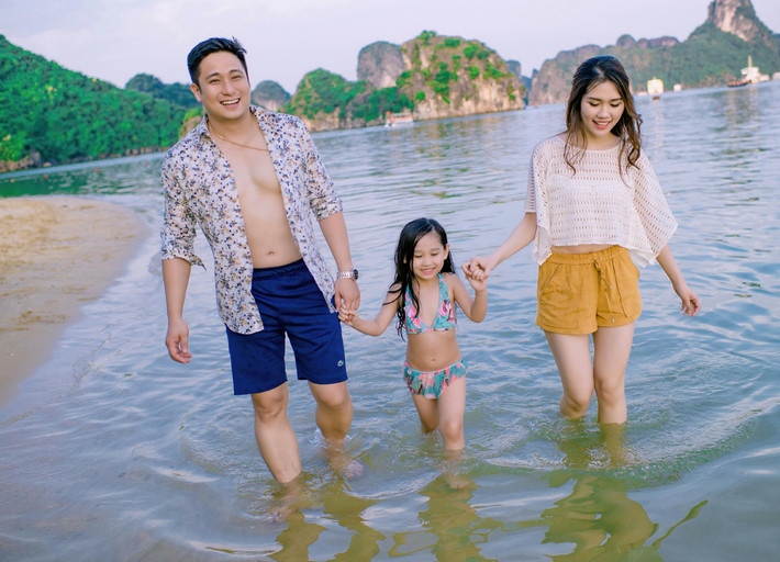 "Tôi chia sẻ chuyện này lại mang ý nghĩa tích cực rằng rất tự hào về vợ của mình. Cô ấy tuy trẻ nhưng lại hiểu chuyện và rất biết cách quan tâm mẹ chồng đã già. Tuy nhiên, mọi người lại hiểu theo một nghĩa tiêu cực", Minh Tiệp bày tỏ.