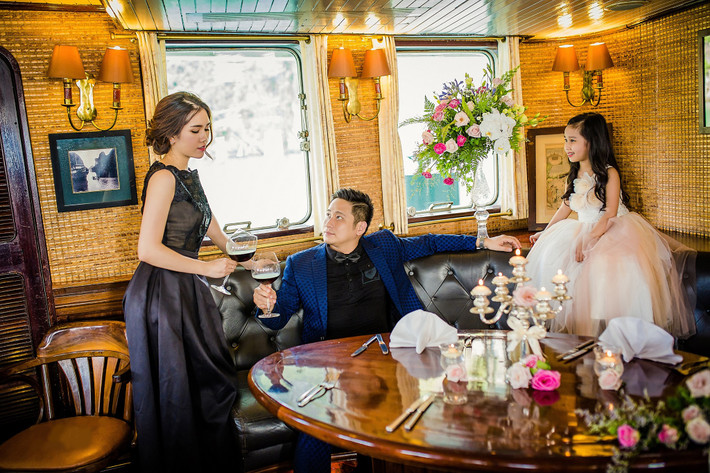 Nam diễn viên bày tỏ, mẹ anh không phải người quá áp đặt, chỉ là bà quen dậy sớm. Còn Thùy Dương cũng thường xuyên dậy sớm tập thể dục nên việc đó không khó khăn gì.