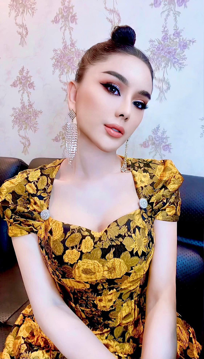 Người đẹp chuyển giới thường xuyên khoe ảnh lên đồ cực sang chảnh, cuốn hút.