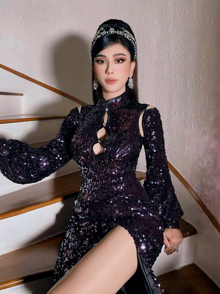 "Có người nói vợ chồng tôi ký hợp đồng tình yêu, giả vờ yêu để cưới, làm màu với thiên hạ. Nhưng 4 năm trôi qua rồi chúng tôi vẫn bên nhau...", Lâm Khánh Chi chia sẻ.