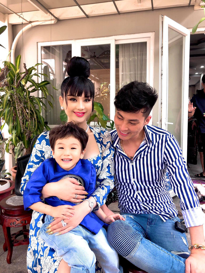 Vợ chồng Lâm Khánh Chi có một cậu con trai tên Thiên Long, gần 3 tuổi. Bé được sinh ra nhờ phương pháp mang thai hộ bằng tinh trùng của Lâm Khánh Chi trước khi chuyển giới. Mới đây, Lâm Khánh Chi tiết lộ dự định sinh con thứ 2 bằng tinh trùng của ông xã.