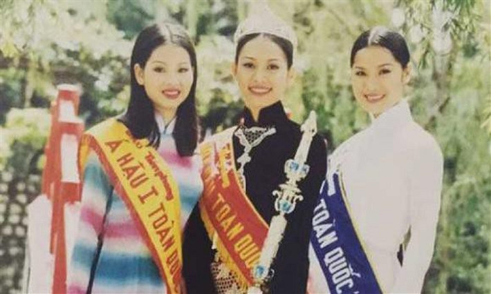 Ngọc Khánh đăng quang ngôi vị Hoa hậu Việt Nam năm 1998. Trong suốt hơn 30 năm lịch sử của cuộc thi này, người đẹp sinh năm 1976 được coi là trường hợp cực kỳ đặc biệt. Vào cuối thập niên 1990, các cuộc thi nhan sắc ở Việt Nam vẫn ưa chuộng vẻ đẹp nền nã, đậm chất Á Đông. Tuy nhiên, vẻ ngoài của Ngọc Khánh lại hoàn toàn "lệch chuẩn". Cô có gò má cao, miệng rộng và nụ cười hở lợi. Hơn nữa, thời điểm đi thi Hoa hậu, Ngọc Khánh đã bước sang tuổi 22.
