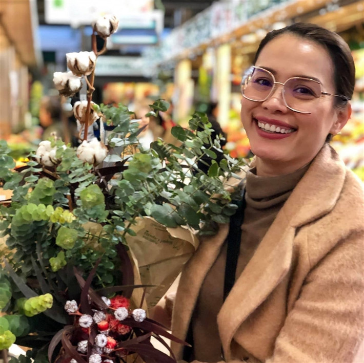 Hạnh phúc trong cuộc sống riêng khiến Ngọc Khánh ngày càng rạng rỡ và xinh đẹp.
