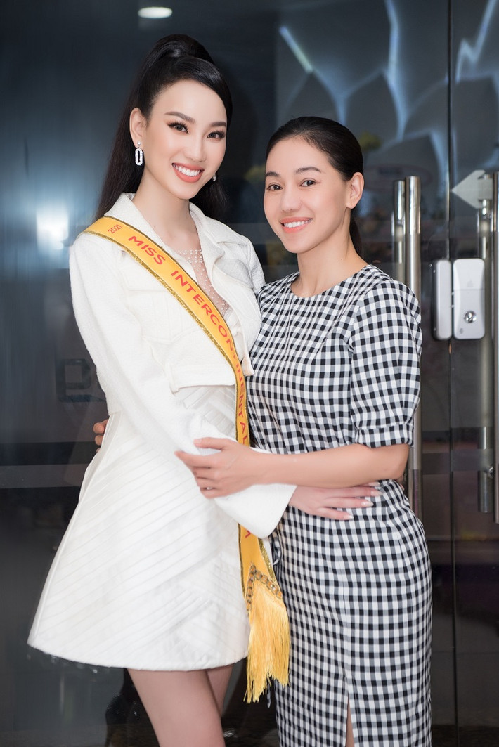 Với hành lý hơn 80 kg được stylist, các nhà thiết kế hàng đầu Việt Nam tỉ mỉ chuẩn bị, chắc chắn Ái Nhi sẽ ghi điểm trước ban tổ chức cuộc thi cũng như người hâm mộ trong và ngoài nước.