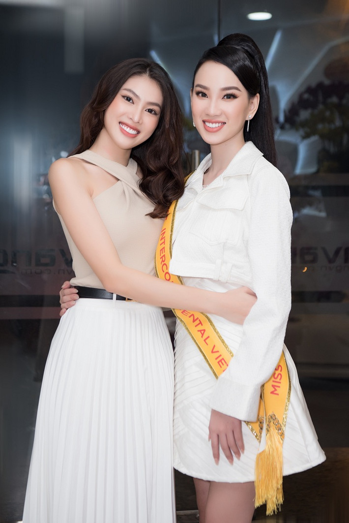 Không những thế, cô nàng còn được Á hậu Ngọc Thảo chia sẻ bí kíp catwalk thật thần thái và quyến rũ, lấy đó làm “vũ khí” để chinh chiến tại đấu trường nhan sắc quốc tế.
