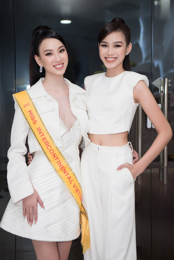 Trước khi Ái Nhi ra sân bay, “bà trùm hoa hậu” Phạm Kim Dung cùng Hoa hậu Đỗ Hà và Á hậu Ngọc Thảo, Phương Anh đã có mặt để gửi gắm lời động viên đến “chiến binh” Việt Nam.