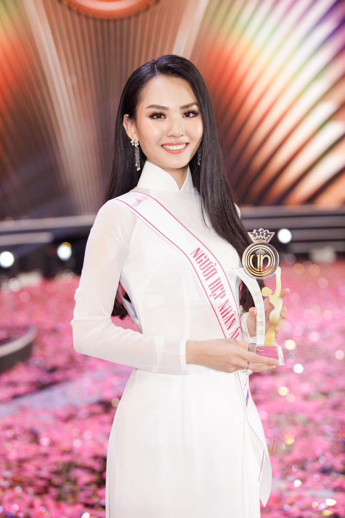 Tại cuộc thi này, Mai Phương còn đạt giải phụ Người đẹp Nhân ái.