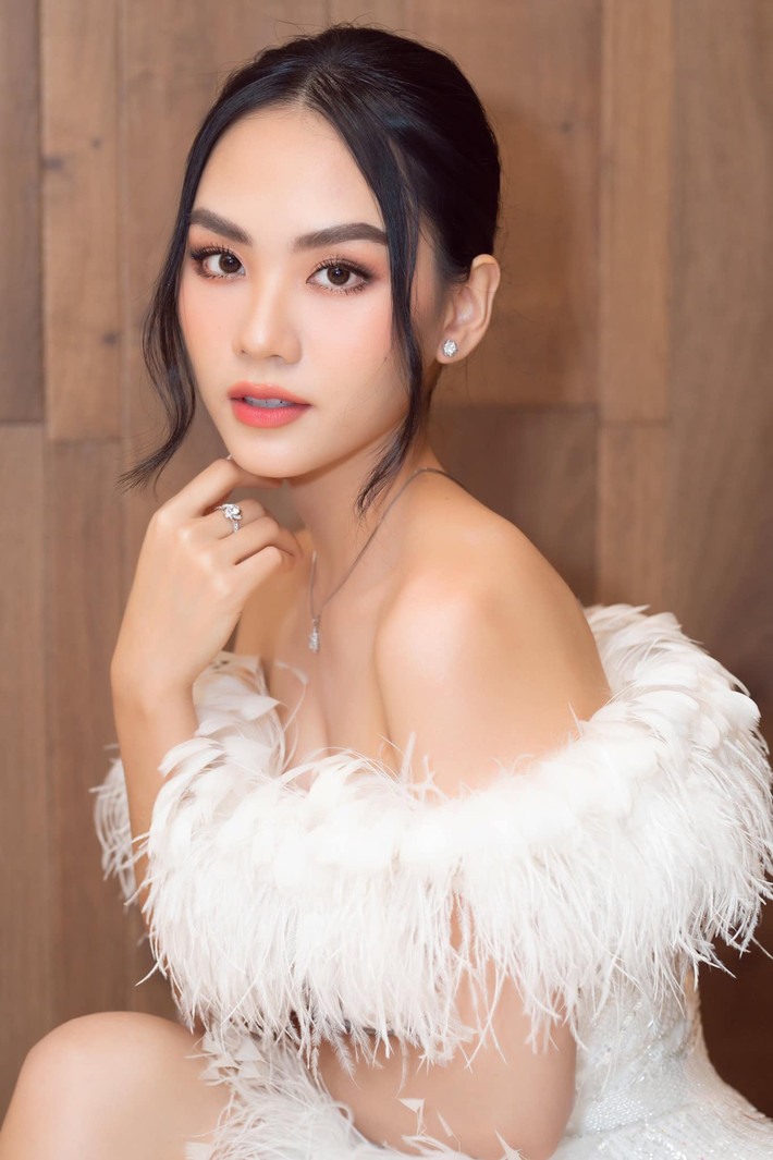 Tình mới tin đồn của doanh nhân Đức Huy sở hữu nhan sắc xinh đẹp, vóc dáng gợi cảm.