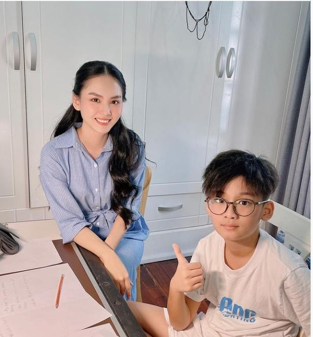 Mới đây, doanh nhân Đức Huy - chồng cũ Lệ Quyên gây chú ý khi đăng ảnh con trai Bo bên một cô gái xinh đẹp kèm dòng trạng thái: "Cô giáo nói học sinh này thông minh nhưng không tập trung lắm".