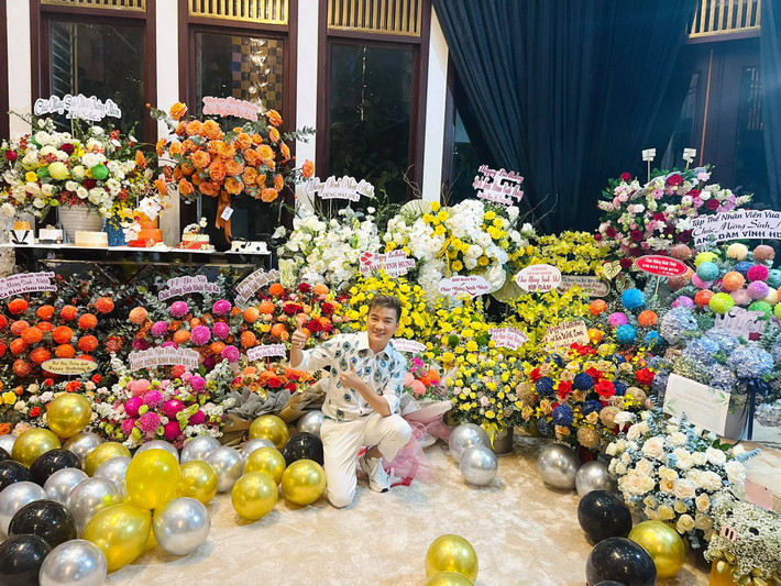 Trên trang cá nhân, nam ca sĩ tiết lộ "cơn mưa hoa" đến từ sáng và không có dấu hiệu giảm nhiệt cho đến tận 19h.