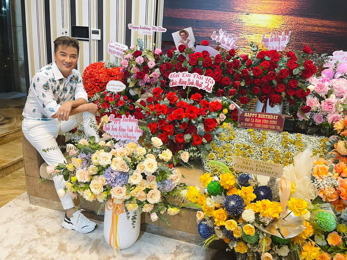 "Xin cám ơn tình yêu thương và những lời chúc có cánh trên chính từng trang FB cá nhân của rất nhiều fan khắp nơi!", Đàm Vĩnh Hưng xúc động.