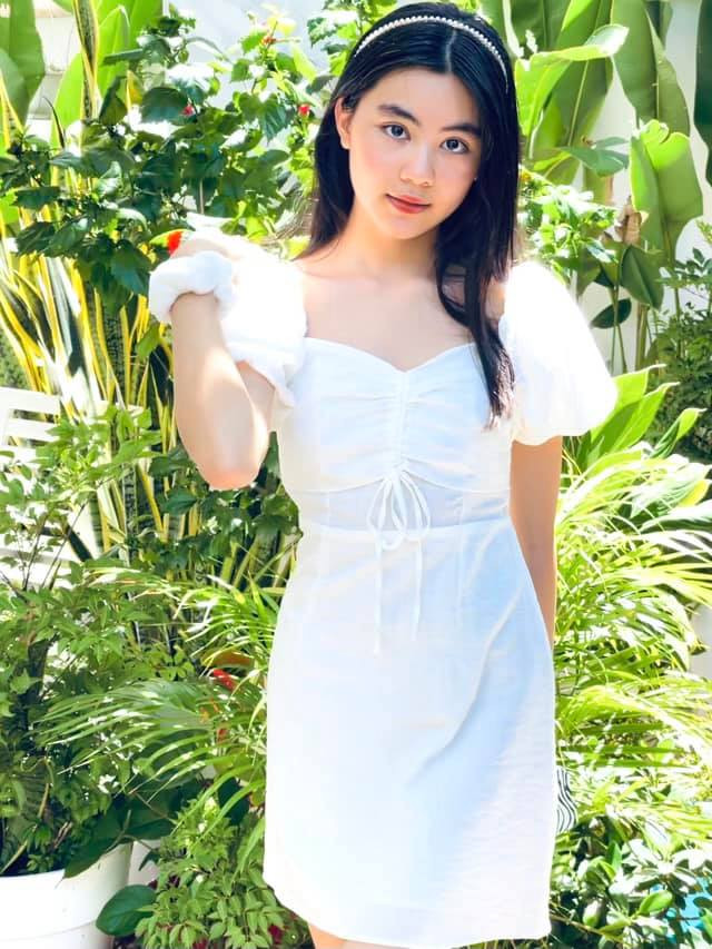 Hạt Dẻ cũng xinh đẹp không kém chị gái. Ở tuổi 13 cô nàng trổ mã phổng phao, ra dáng thiếu nữ.