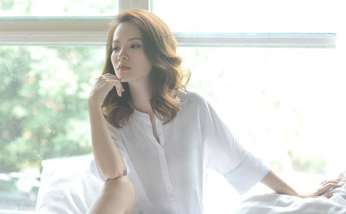"Mình chỉ là người ngoài cuộc nhưng khi tình cờ xem những hình ảnh đánh ghen, trong mình chẳng có suy nghĩ nào ngoài nỗi xót xa: Thương quá! Vì dẫu có hả được chút cơn giận thì hành vi người đàn ông từng là của mình che chở cho người phụ nữ khác, còn đau hơn nhiều so với sự đau đớn vật lý của những cái túm tóc, bạt tai", nữ diễn viên bàn chuyện đánh ghen.