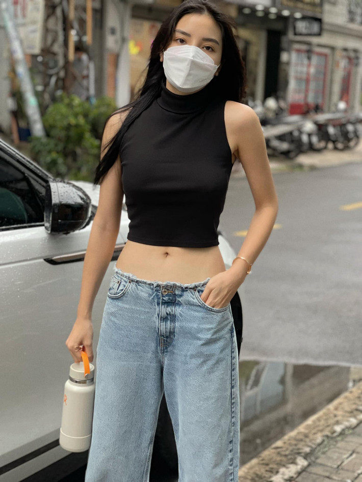 Hoa hậu Kỳ Duyên vừa tung loạt ảnh mới xinh hết nấc. Ăn mặc giản dị với áo hở eo, quần jeans cô nàng vẫn hút mọi ánh nhìn.