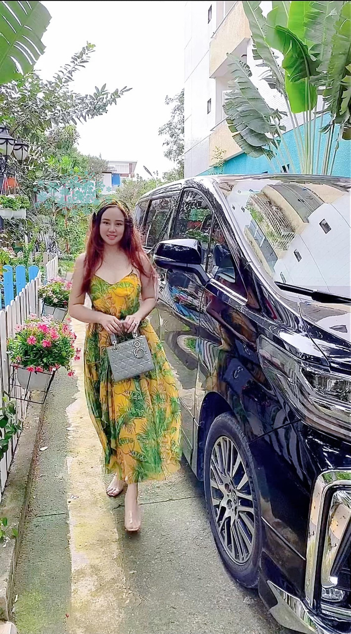 Giữa ồn ào tố cáo bà Phương Hằng, mới đây, ca sĩ Vy Oanh tiếp tục "cà khịa" nữ đại gia. Nữ ca sĩ chia sẻ: "Chỉ vì một câu: "Sao không tặng tiền mặt?" khi nói về việc tặng đất chống dịch COVID-19 của bà, nhưng tôi hỏi nào có sai, sau nửa năm, chính phủ Việt Nam đang dập dịch sắp thành công rồi, đất của bà đã chuyển thành tiền được chưa, có người bệnh nào được hỗ trợ bởi chỗ đất đó chưa? Có phải bà hận tôi cùng cực vì làm cho việc một mũi tên trúng 5-6 đích của bà không thành hiện thực không?".