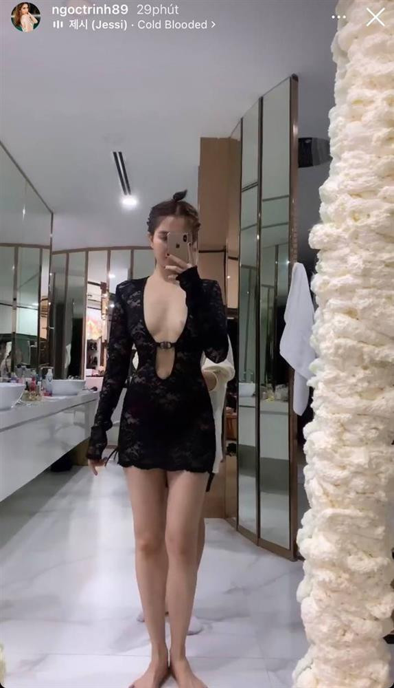Mới đây, Ngọc Trinh khiến dân mạng "mất máu" khi đăng tải đoạn clip khoe dáng nuột nà với trang phục "hư hỏng".