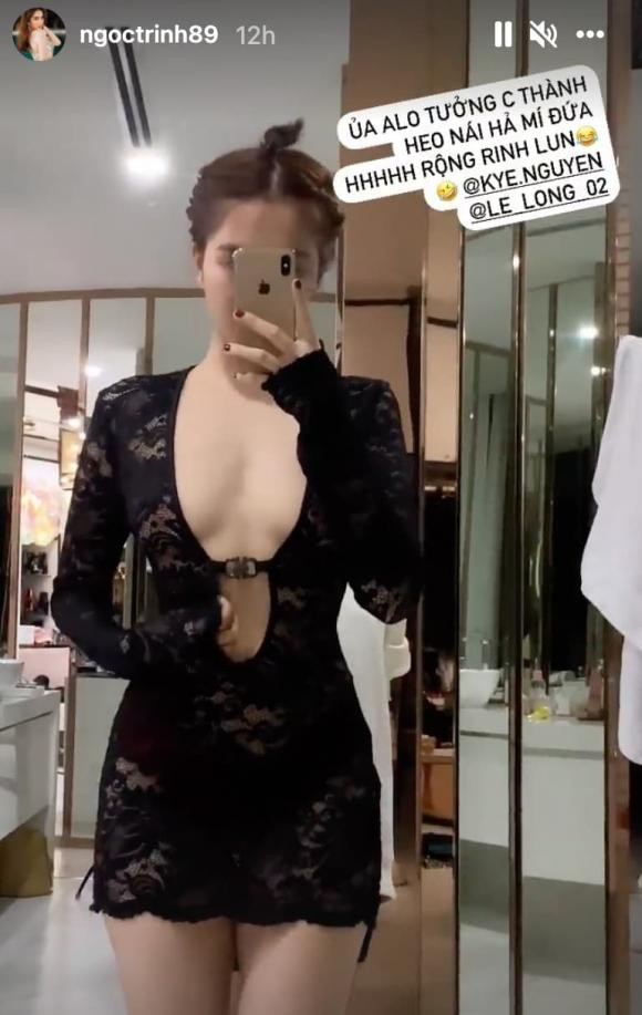 Người đẹp Trà Vinh diện váy màu đen cắt xẻ táo bạo ở phần ngực, khoe đôi gò bồng đảo cực hút mắt. Tuy nhiên, thiết kế hở bạo khiến "nữ hoàng nội y" chỉ cần một chút sơ sẩy là lộ hàng.