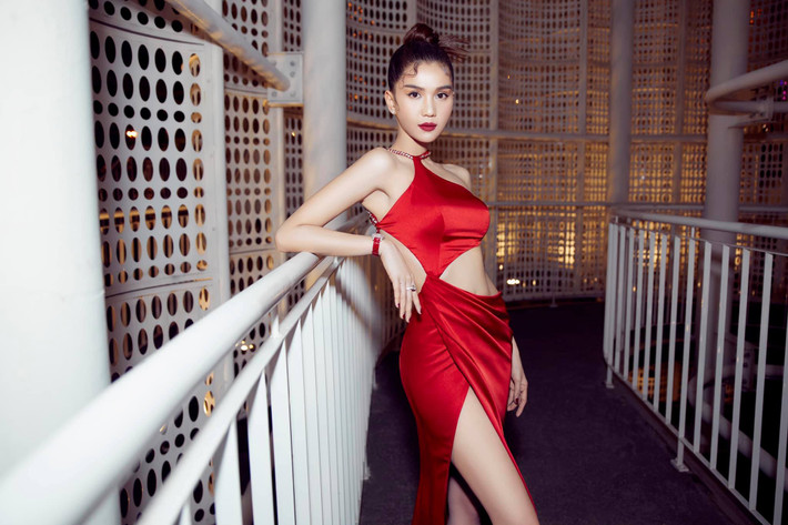 Ăn mặc nóng bỏng, Ngọc Trinh luôn trở thành tâm điểm mỗi khi cô xuất hiện trước đám đông.