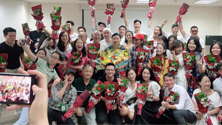 Ê-kíp "Hương vị tình thân" chụp ảnh kỷ niệm phim đóng máy. Trải qua 136 tập, "Hương vị tình thân" đã để lại nhiều dư âm khó quên trong lòng khán giả.