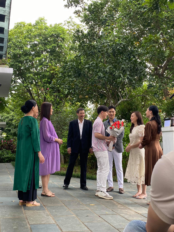 "Cảm ơn gia đình 'Hương vị tình thân' đã cho tất cả chúng ta có những trải nghiệm cảm xúc hỉ nộ ái ố... Cuối cùng vẫn chỉ có tình cảm gia đình là thứ tình yêu vô điều kiện duy nhất trong cuộc đời mỗi con người. Gia đình là chốn bình yên nhất trong cuộc sống này. Bạn thất bại, xã hội có thể ruồng bỏ bạn, thế nhưng gia đình có thể sẵn sàng mở rộng cánh cửa để chào đón bạn về, cho dù bạn đã mắc phải bao nhiêu lỗi lầm", "bà Xuân" bày tỏ.