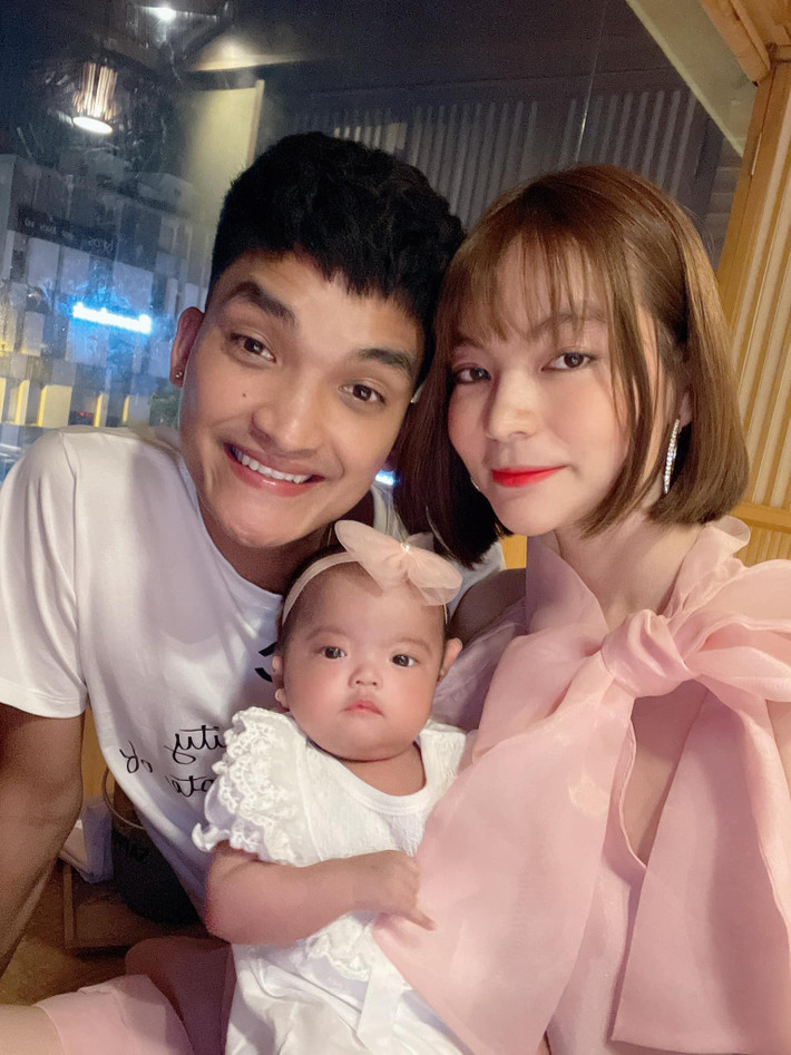 Con gái đầu lòng của cặp đôi - bé Minnie ngày càng kháu khỉnh.