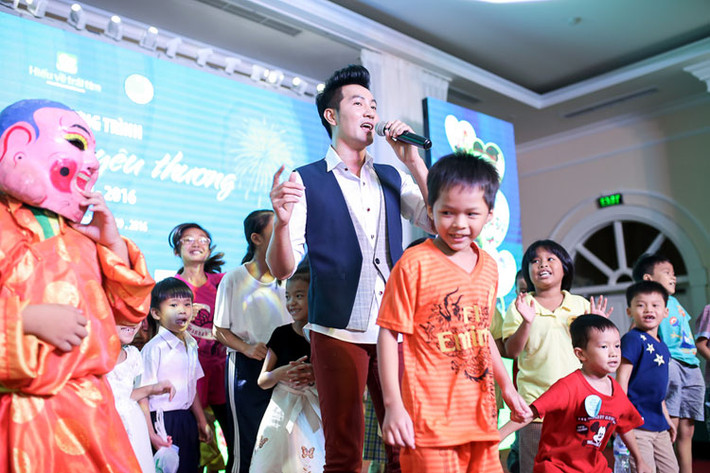 Ngoài ra, chương trình còn mang đến không gian ấm áp và tiếng cười hạnh phúc cho các em qua các tiết mục trình diễn đa dạng và vui nhộn như múa lân, xiếc và biểu diễn văn nghệ thiếu nhi đặc sắc.