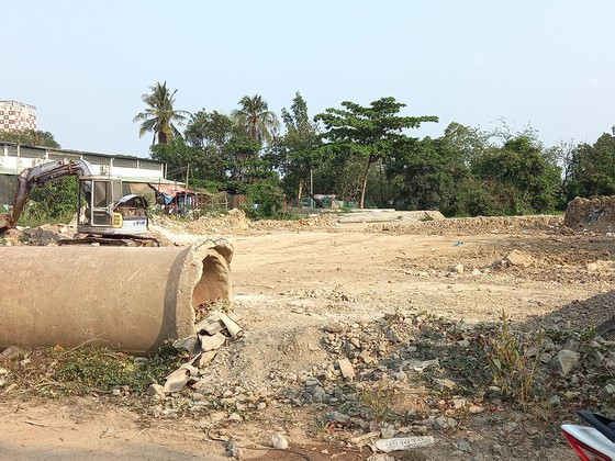Dự án khép kín vành đai 2 - đoạn 3 từ đường Phạm Văn Đồng - nút giao thông Gò Dưa (Q.Thủ Đức, dài 2,75km): Bắt đầu thi công từ năm 2017 do Công ty cổ phần Văn Phú Bắc Ái thực hiện theo hình thức hợp đồng BT. Mặc dù chỉ dài 2,75km nhưng cho đến nay (7/2021) sau 4 năm thi công dự án vẫn là một bãi đất hoang với vật liệu xây dựng ngổn ngang.