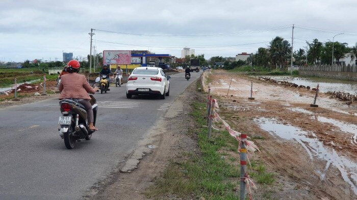 Dự án cải tạo, nâng cấp các đoạn xung yếu trên QL25 (dài 5,4km): Dự án do Sở GTVT Phú Yên làm chủ đầu tư đang chậm tiến độ khi sản lượng mới đạt khoảng 46,8%, chậm 14,5% so với kế hoạch. Dự án thi công chậm do vướng mắc trong công tác GPMB. Đến giữa tháng 6/2021, dự án mới nhận bàn giao được 4,6km, đạt 83,9%. Phần mặt bằng còn lại khoảng 800m do các 49 hộ dân còn khiếu nại về chính sách tái định cư.
