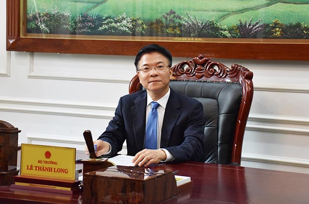 Bộ trưởng Bộ Tư pháp Lê Thành Long. Ngày sinh: 23/9/1963 Quê quán: Thanh Hóa. Trình độ: Tiến sĩ Luật