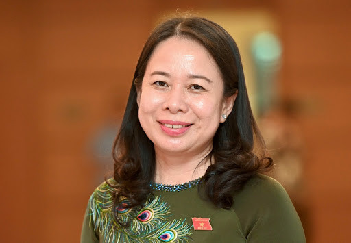 Có trình độ thạc sĩ Quản lý công, cử nhân Sư phạm hóa học, bà Xuân bắt đầu sự nghiệp với vị trí giáo viên của một trường THPT ở An Giang, sau đó làm chuyên viên nghiên cứu tổng hợp của Văn phòng Tỉnh ủy An Giang.