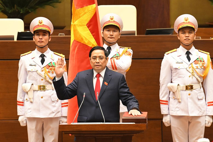 Thủ tướng Phạm Minh Chính sinh ngày 10/12/1958; quê ở xã Hoa Lộc, huyện Hậu Lộc, tỉnh Thanh Hoá; trình độ Phó Giáo sư, Tiến sĩ Luật, Kỹ sư Xây dựng. Ông là Ủy viên Bộ Chính trị: Khóa XII, XIII; Bí thư Trung ương Đảng: Khóa XII; Ủy viên Trung ương Đảng: Khóa XI, XII, XIII; Đại biểu Quốc hội: Khóa XIV, XV.
