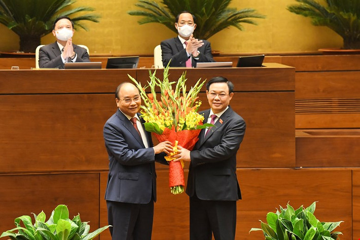 Sáng 26/7, Quốc hội đã tiến hành bỏ phiếu thông qua danh sách bầu Chủ tịch nước. Theo đó, 484/484 đại biểu có mặt tán thành đã thông qua danh sách đề cử ông Nguyễn Xuân Phúc để bầu làm Chủ tịch nước Cộng hòa Xã hội chủ nghĩa Việt Nam.
