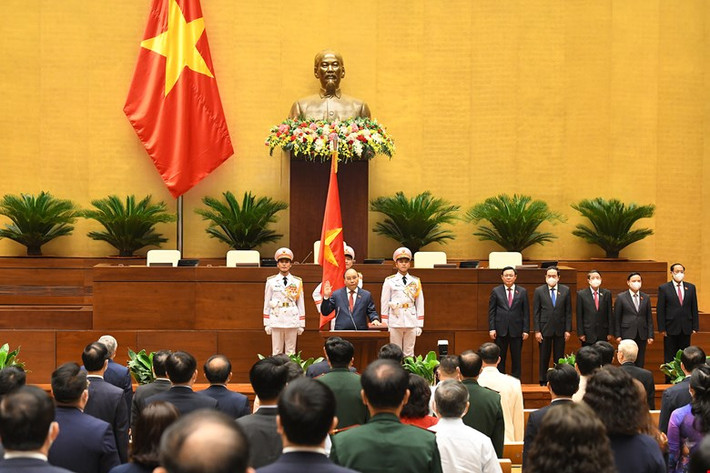 Từ 2011 đến 2016, ông lần lượt được bầu vào Bộ Chính trị khóa XI và khóa XII, giữ chức Phó thủ tướng… Tháng 4/2016, Quốc hội khóa XIII tín nhiệm bầu ông Nguyễn Xuân Phúc giữ chức Thủ tướng nhiệm kỳ 2011-2016, kế nhiệm ông Nguyễn Tấn Dũng.