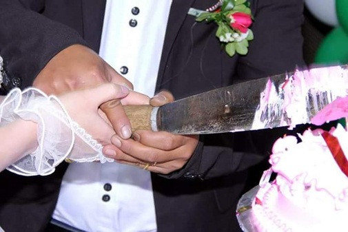 Sẵn có con dao vừa chặt thịt gà, cặp đôi này mang luôn ra để "chặt" bánh cưới.