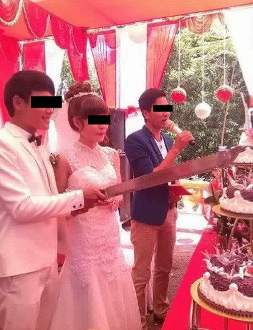 Tùy vào điều kiện của từng nhà, có dao dùng dao, có kiếm dùng kiếm... Miễn là "mình thích thì mình làm thôi".