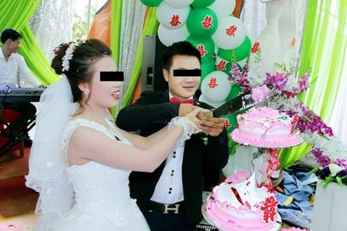 Một trong những hình ảnh được lan truyền như "virus" thời gian qua đó chính là cảnh tượng cô dâu chú rể trong các đám cưới Việt dùng dao phay, kiếm, mã tấu... "chặt" bánh cực bá đạo.