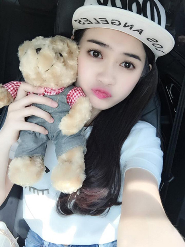 Dù gia đình chủ yếu theo lĩnh vực y tế, song hot girl Tây Đô Bảo Ngân không muốn nối gót theo con đường cũ mà tự chọn cho mình sự nghiệp riêng trong lĩnh vực làm đẹp và gìn giữ sắc đẹp. Cô chủ 9X tự tin vào hướng kinh doanh mình đã chọn.