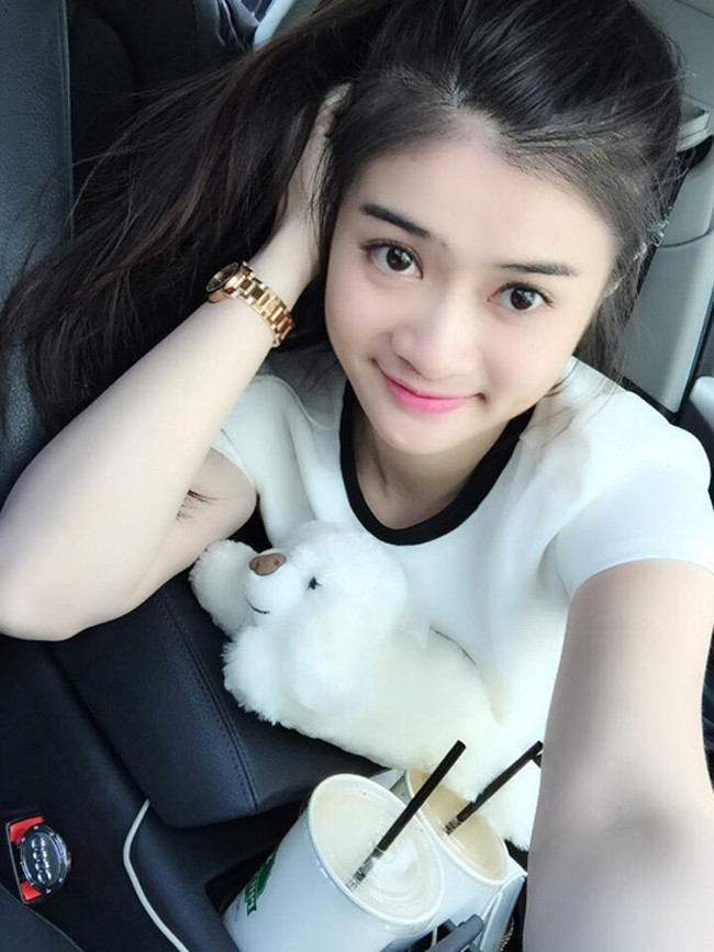 Nguyễn Đỗ Châu Bảo Ngân sinh năm 1991, sở hữu gương mặt đáng yêu, đôi mắt to tròn cực quyến rũ. Không chỉ có vậy, cô nàng hiện là nữ chủ nhân của hệ thống tiệm spa khá lớn tại quê nhà.