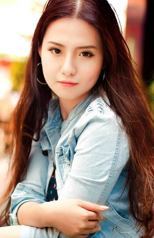 Hot girl sinh năm 1992 sở hữu thân hình gợi cảm, khuôn mặt dễ thương song cũng rất lạnh lùng. Cô khá nổi tiếng trong giới game thủ khi là người mẫu của một số tựa game cổ trang. Vẻ đẹp mơ màng mang chút gì đó rất cổ trang của Minh Trúc thực sự khiến cánh nam giới bị cuốn hút.