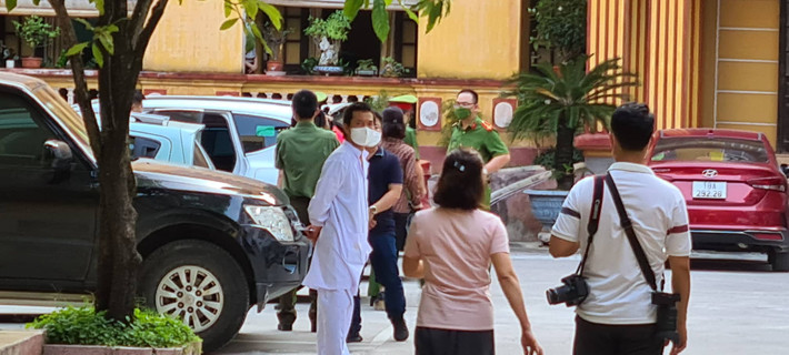 Do đó, quá trình điều tra vụ án, cơ quan điều tra sẽ tiếp tục thu thập các tài liệu chứng cứ để chứng minh hành vi phạm tội của các bị can. Hành vi vi phạm quy định về đấu thầu, nếu gây thiệt hại từ 100 đến 300 triệu hoặc dưới 100 triệu những đã bị xử lý kỷ luật hoặc xử phạt vi phạm hành chính về hành vi này mà còn vi phạm, thì bị phạt cải tạo không giam giữ đến 3 năm hoặc phạt tù từ 1 năm đến 5 năm. Trường hợp gây thiệt hại 1 tỷ đồng trở lên, thì bị phạt tù từ 10 năm đến 20 năm.