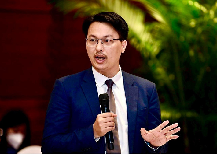 Tiến sĩ, luật sư Đặng Văn Cường, Đoàn Luật sư TP Hà Nội cho rằng, theo quy định pháp luât, mỗi hành vi vi phạm pháp luật sẽ bị xử lý một lần. Nếu một người thực hiện một hành vi vi phạm pháp luật đã bị cơ quan tố tụng khởi tố, điều tra, các cơ quan khác sẽ không xử lý, trừ trường hợp một người thực hiện nhiều hành vi vi phạm pháp luật, mỗi hành vi đều thỏa mãn các dấu hiệu cấu thành tội phạm.