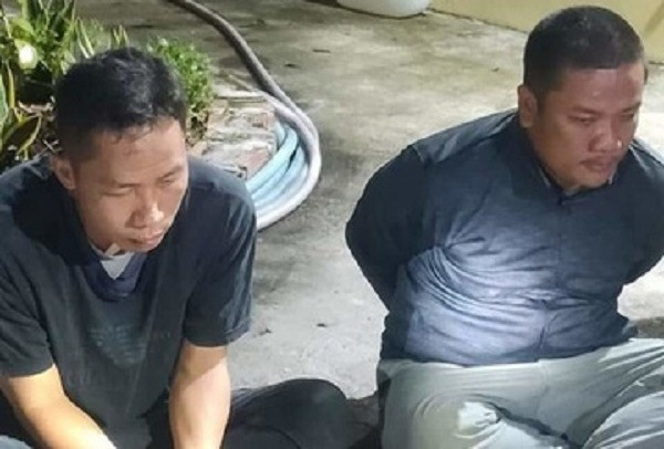 Hai tên trộm chó chuyên nghiệp bị người dân truy đuổi, tóm sống. Ngày 24/4, Công an huyện Bến Lức (Long An) đang xử lý 2 kẻ trộm chó Nguyễn Tấn Luân (38 tuổi, ở xã Nhị Thành, huyện Thủ Thừa) và Nguyễn Hoàng Dũng (36 tuổi, ở TP Tân An) bị người dân bắt quả tang. Khoảng 1h30 sáng 21/4, hai đối tượng đang dùng sung tự chế kích điện bắn một con chó nhà dân ven đường tỉnh 832 (đoạn qua khu dân cư Thanh Yến thuộc ấp 6, xã Nhựt Chánh) thì bị người dân phát hiện, truy đuổi và bắt giữ. Tang vật gồm 5 con chó , súng kích điện, một số thuốc bả chó, dao tự chế...