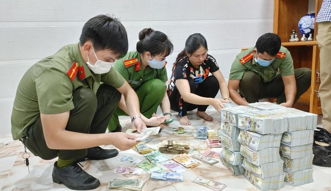 Kết quả điều tra, ngoài tội danh “Buôn lậu” hiện bị can Nguyễn Thanh Bình tiếp tục bị truy tố về tội “Trốn thuế”, từ năm 2015 đến 2020 riêng hoạt động buôn bán vàng (chưa kể hoạt động kinh doanh ngoại tệ trái phép) bị can Bình đã thực hiện các giao dịch với số tiền 6.362 tỷ đồng, nhưng chỉ kê khai với cơ quan thuế số tiền là 339 tỷ đồng, bước đầu xác định số tiền trốn thuế của bị can Bình là gần 90 tỷ đồng.