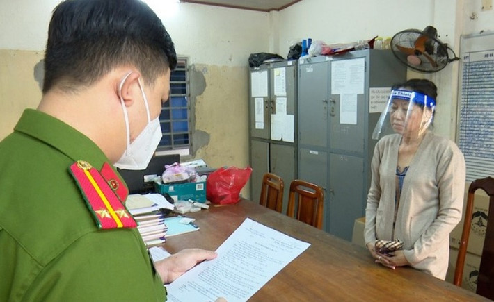 Trùm “Mười Tường” Kim Hạnh trốn thuế hàng trăm tỷ đồng: Nổi cộm trong quá trình mở rộng điều tra vụ án đường dây buôn lậu do Nguyễn Thị Kim Hạnh (tức Mười Tường) cầm đầu, ngoài các tội danh như: “Tổ chức cho người khác trốn đi nước ngoài”, “Buôn lậu đường cát”, “Buôn lậu vàng”, “Vận chuyển trái phép USD qua biên giới”, “Rửa tiền”… Cơ quan điều tra đã tiếp tục làm rõ thêm hành vi trốn thuế của Mười Tường.