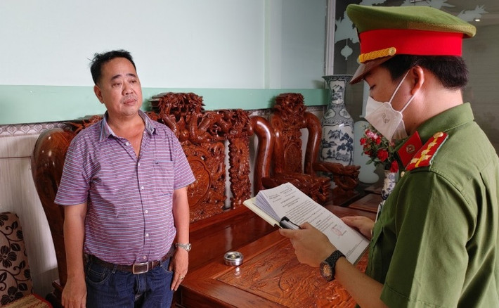 Đại gia Cường “cát” trốn thuế 19 tỷ đồng: Ngày 23/4, Cơ quan Cảnh sát điều tra Công an tỉnh An Giang tiến hành khởi tố vụ án, khởi tố bị can đối với Ngô Phú Cường (tức Cường Cát) về tội “Trốn thuế”.