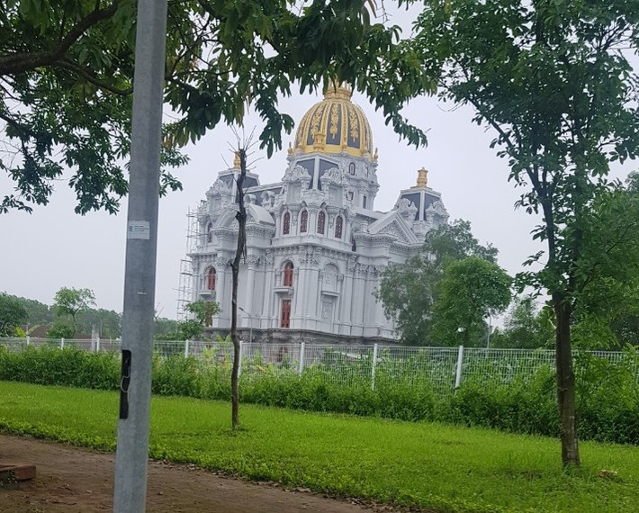 Công trình được xây vài năm trước và đang trong giai đoạn hoàn thiện.